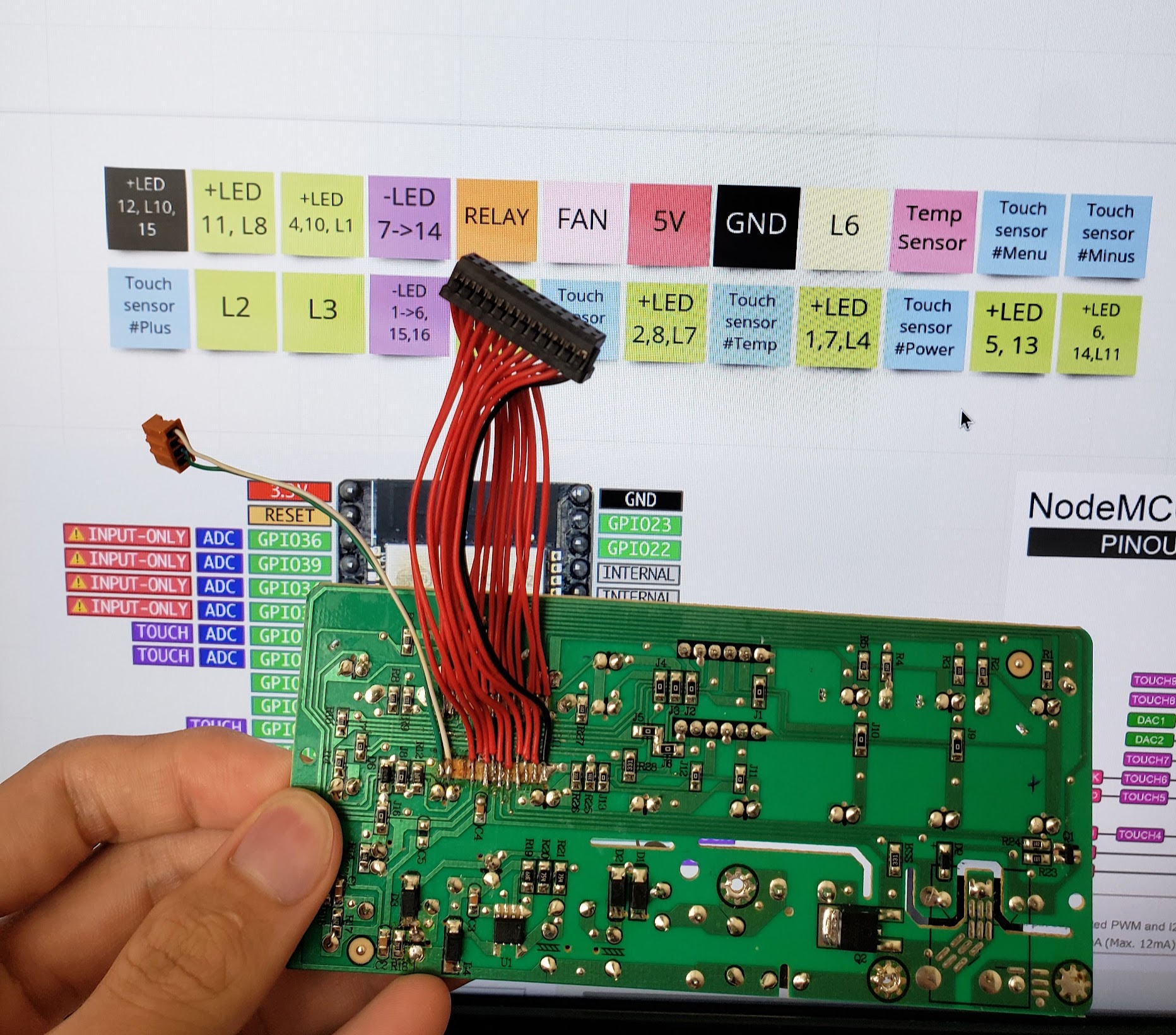 Tiến hành đánh dấu chân pin